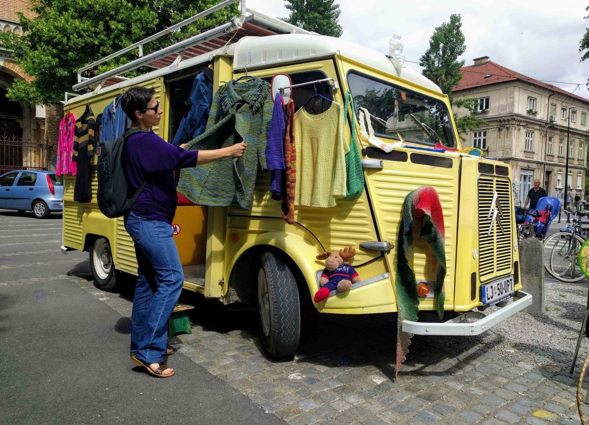 Pozna reportaža: Garažna razprodaja in 2. najkrajši sejem